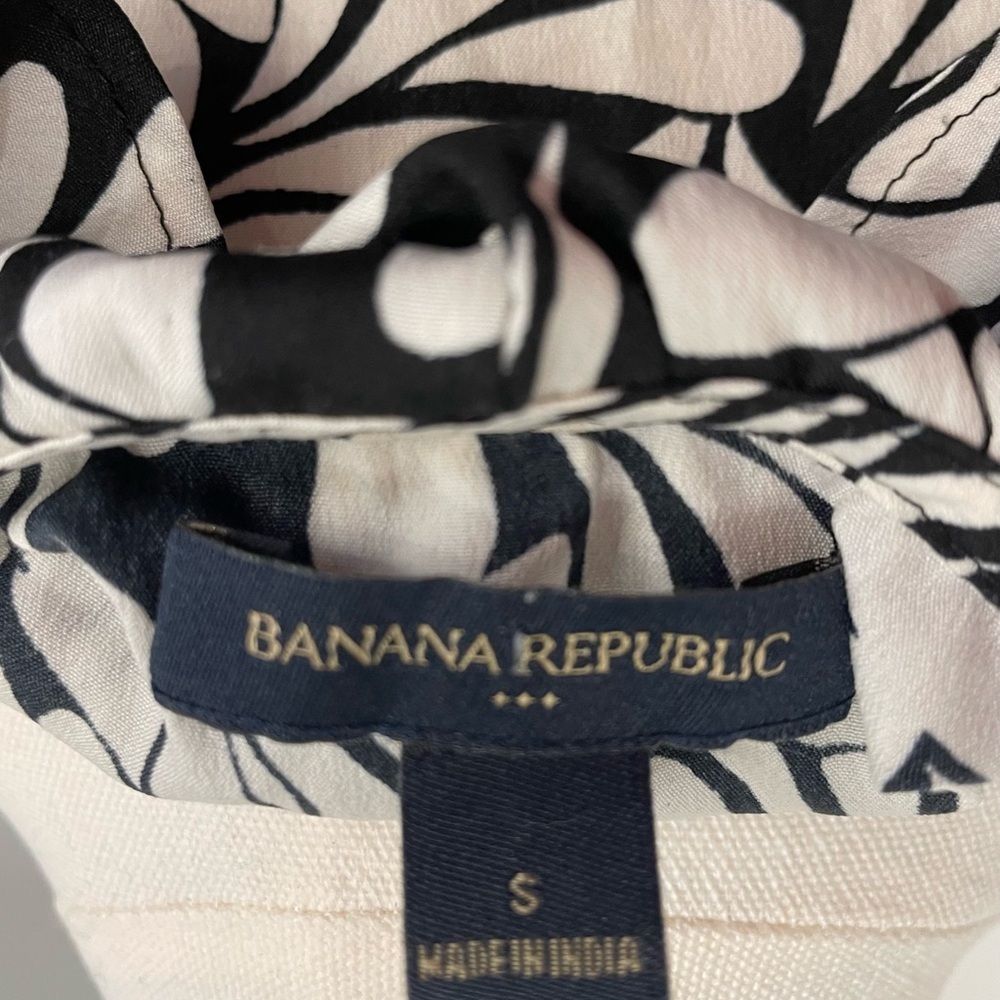 Banana Republic Black and White Ruffle V-Neck Blouse - Picture 5 of 7